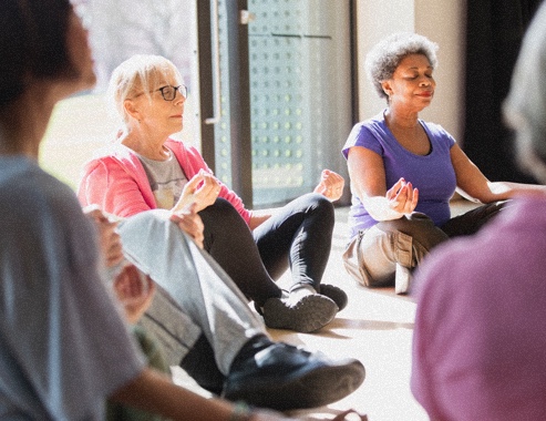 一群年长女性在做瑜伽。