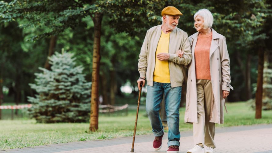快乐的-老年-夫妇-拄着-拐杖-在公园-散步