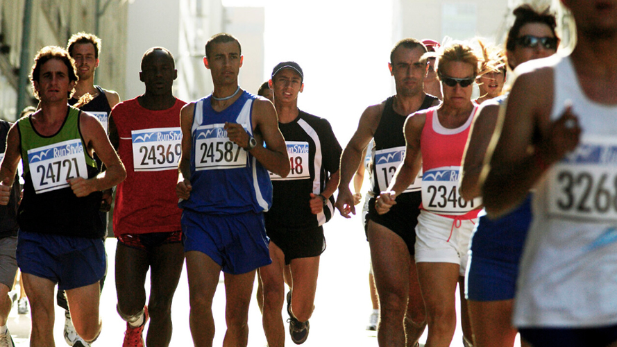 在纽约马拉松比赛的一群人 
