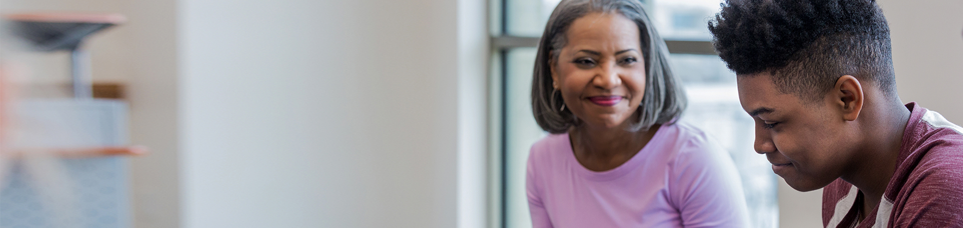 母亲和儿子面带微笑，一起提升心理健康