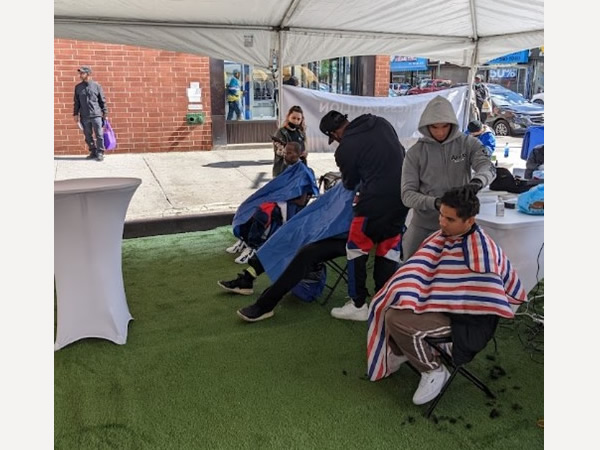 布鲁克林 (Brooklyn) 居民在安保健康保险身心健康馆帐篷参加理发活动（来源：安保健康保险）