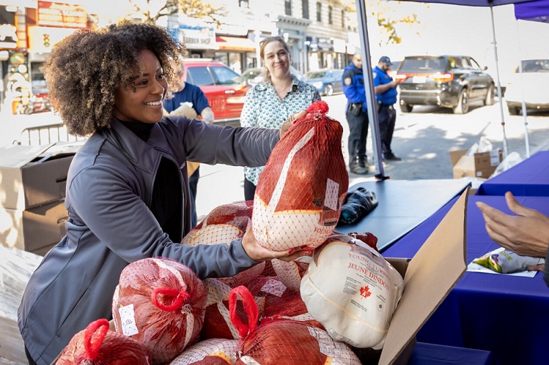 安保健康保险在布朗克斯 (Bronx) 的南大道 (Southern Boulevard) 安保社区关怀中心盛大开业仪式上向社区成员分发火鸡。