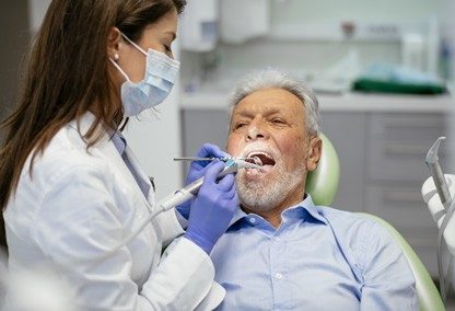 在牙医处就诊的老年人